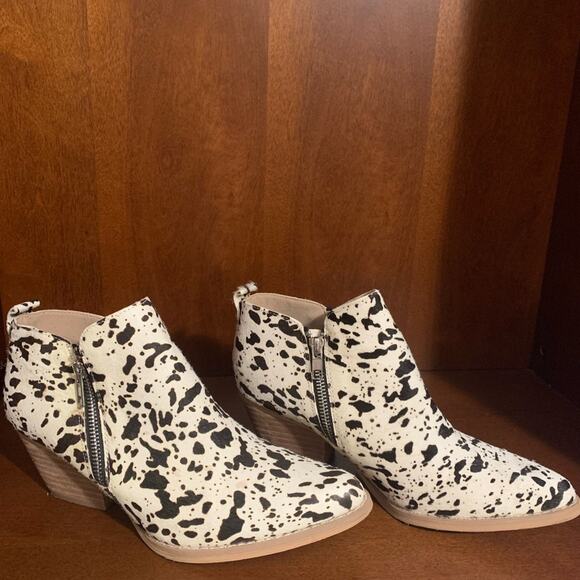 Very Volatile women’s leather Holstein pattern size 8 zipper ankle boots - Picture 5 of 11